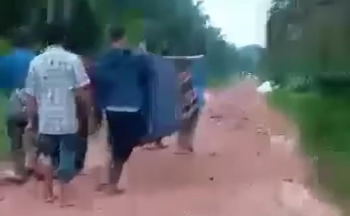 Viral Warga Tandu Jenazah Pakai Sarung Gegara Jalan Rusak Di Dumai Riau